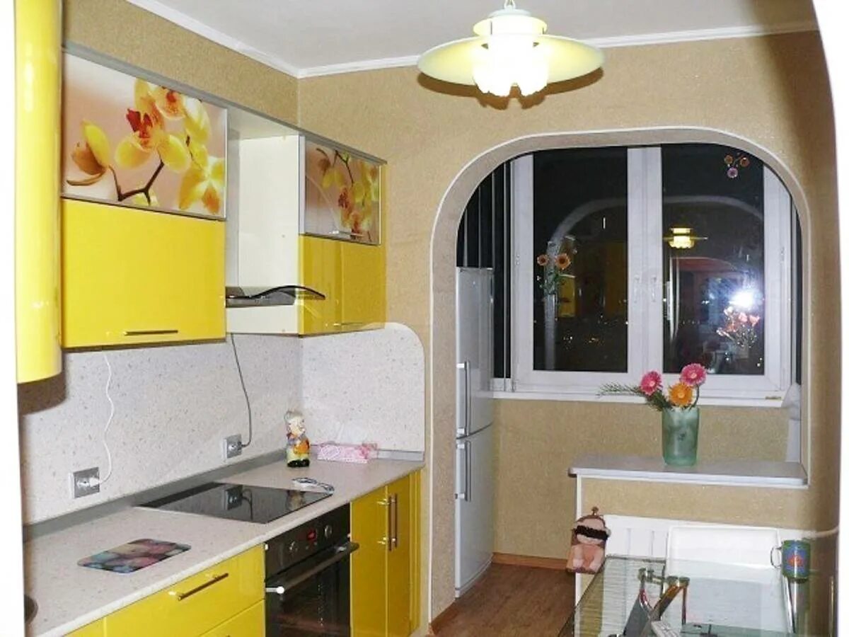 Кухня на балконе. Интерьер маленькой кухни с балконом. Кухня совмещенная с балконом. Кухня Объединенная с балконом. Ремонт лоджии кухню