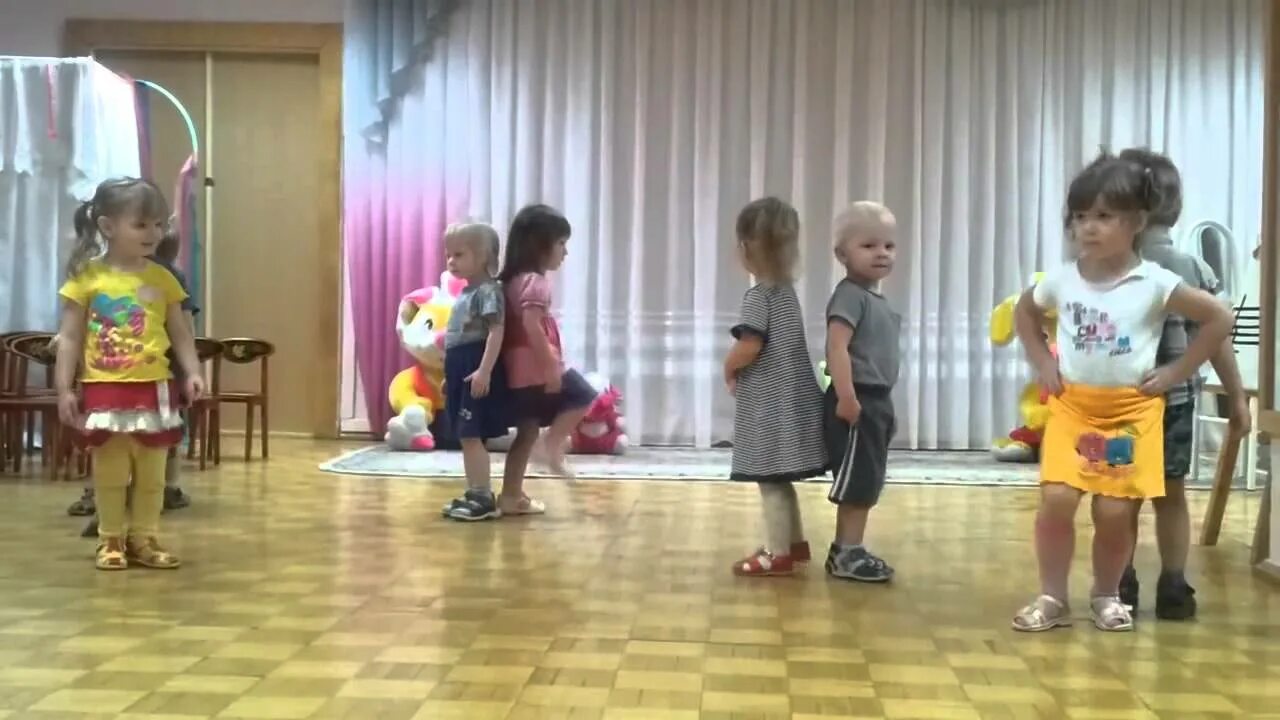 Танцы для детей в детском саду видео. Танец девочек в детском саду. девочка танцует в саду. таней смешной детей в детском саду. девочки танцуют в садике.