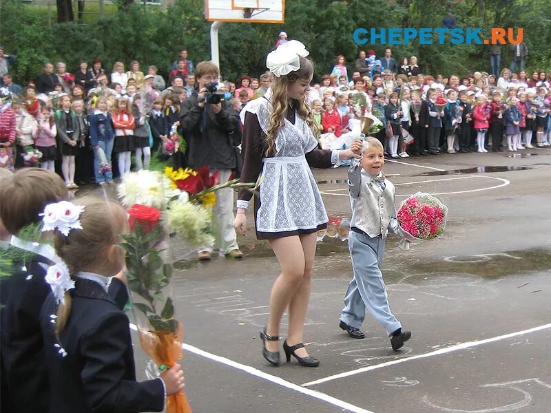 Девушки дают в школе. Девочки на школьной линейке. Линейка в школе. Линейка для школы для девочек. 1 Сентября первый звонок.