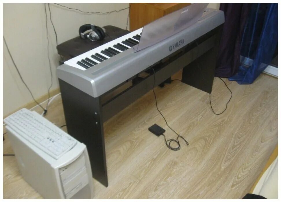 Подставка для цифрового пианино yamaha р105. Под синтезатор. Под синтезатор. Стол под синтезатор. Пюпитр yamaha p-45.