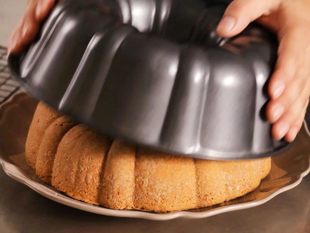 Bake cake. Daim торт mousse cake. Процесс приготовления капкейков. Пирог в клеточку с творогом. Бисквит в духовке.