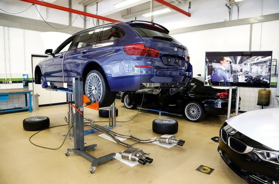 Техобслуживание бмв. Автосервис бмв. сервис бмв в москве. bmw на подъемнике. сто бмв в москве.