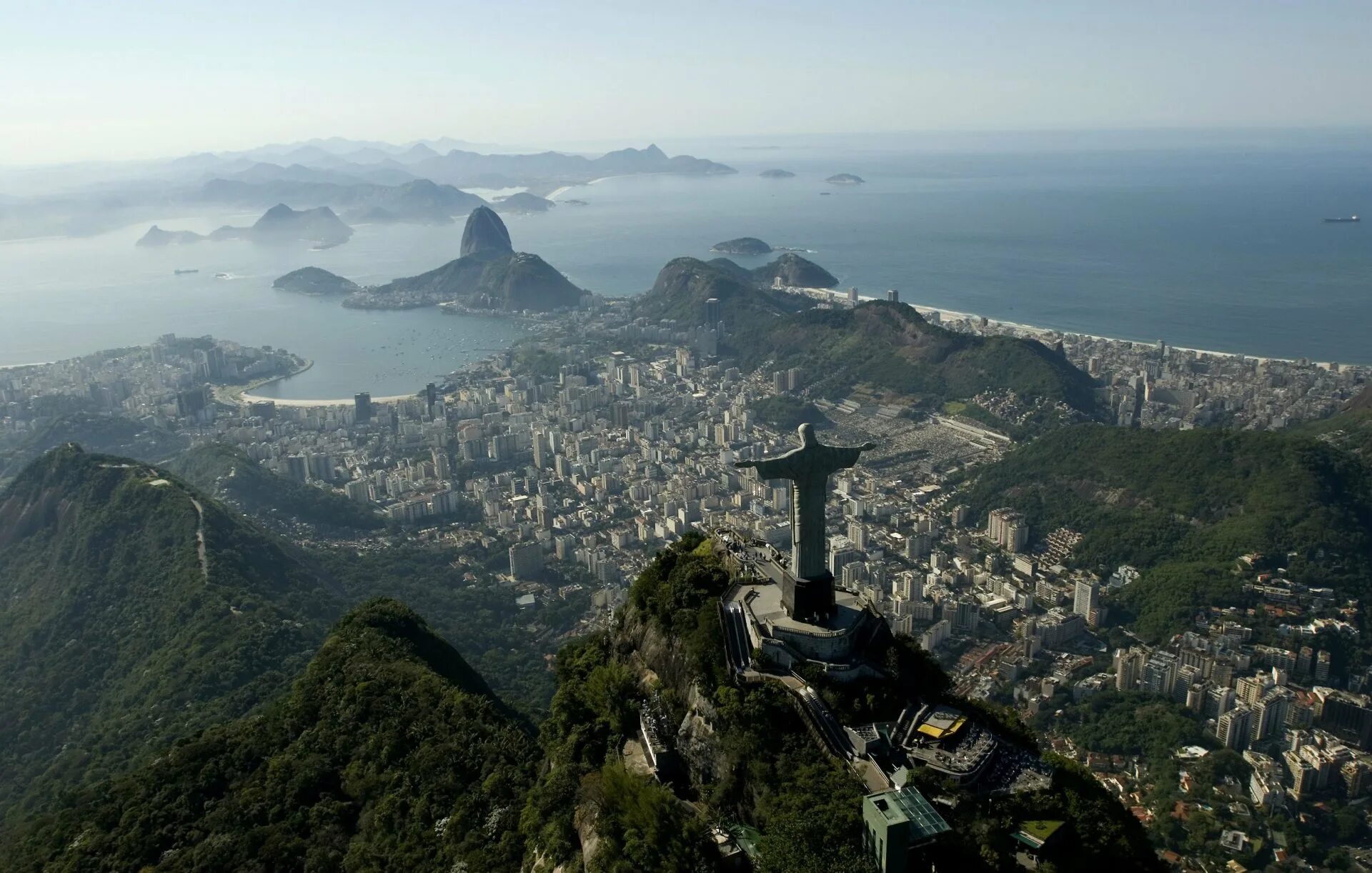 Rio d. Гора Корковадо Рио-де-Жанейро. Бразилия Рио де Жанейро. Корковадо Бразилия. Статуя Иисуса в Рио де Жанейро.