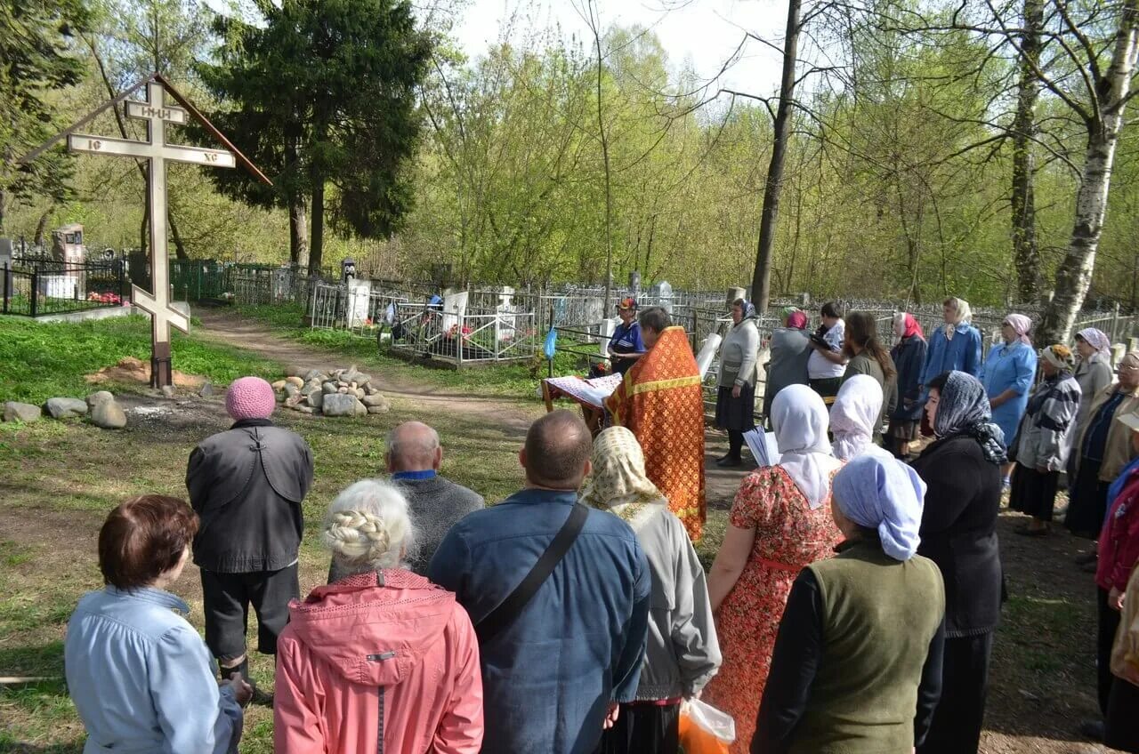 Мощи в вышнем волочке. Лужниково Вышний Волочек. Пятницкое кладбище Вышний Волочек. Поклонный крест Вышний Волочек. Новое кладбище Вышний Волочек.