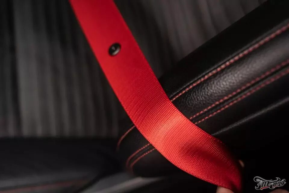 Красный ремень безопасности. Красные ремни Octavia a7. Цветные ремни безопасности. Цветные ремни безопасности для автомобиля. Лента ремня безопасности.