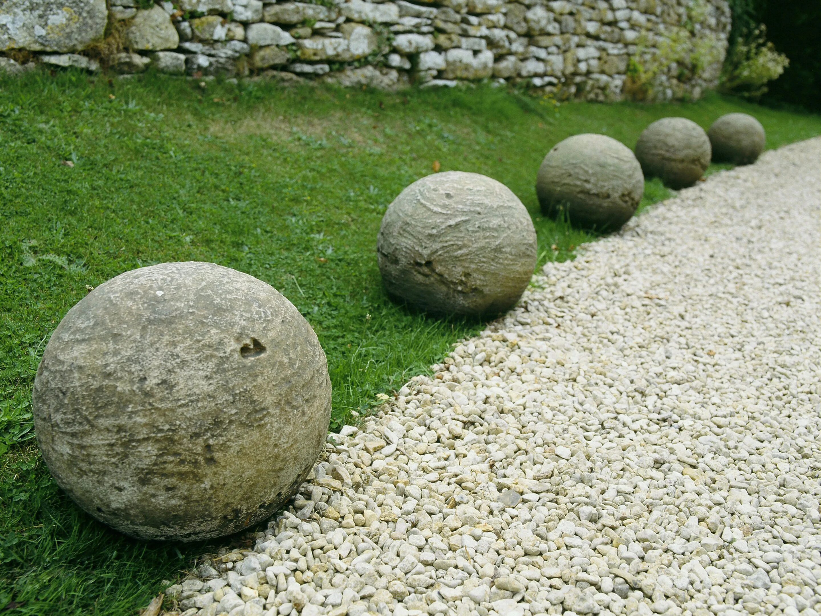 Большие бетонные шары. Каменные шары в ландшафте сада. Бетонный шар для сада. Декоративные шары для ландшафта. Булыжники в ландшафте.