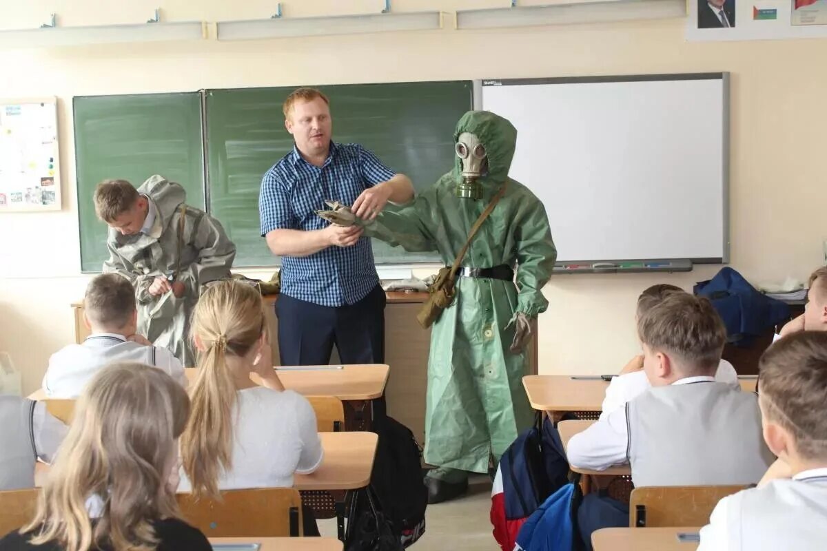 Урок ОБЖ В школе. Школьники на уроке ОБЖ. Военная школа. Урок в военной школе. Урок игра обж