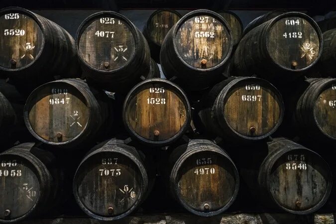 Бочки порто портвейн. Бочка портвейна. Баррель винзавод. Производство портвейна. Завод портвейна порто.