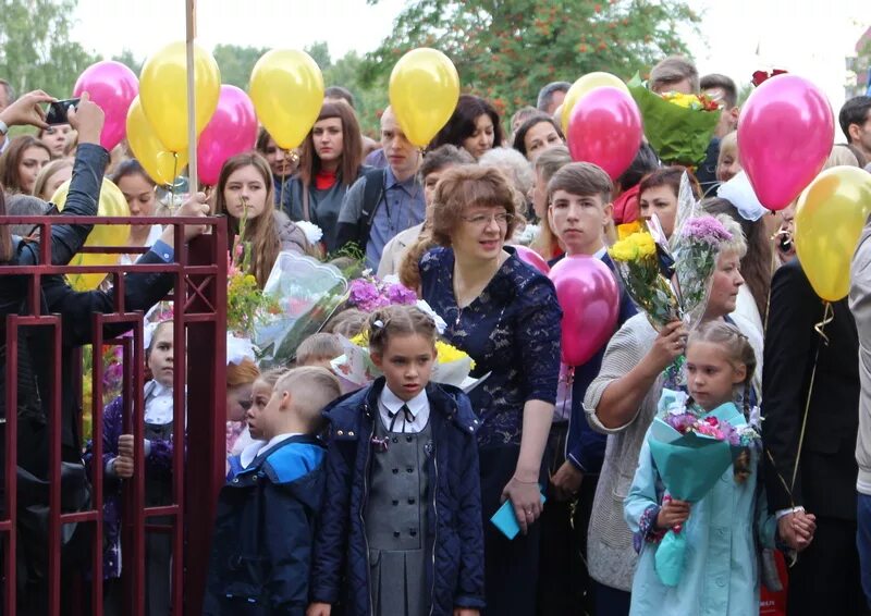 Ломоносовская гимназия петрозаводск сайт. Ломоносовская гимназия Петрозаводск. Петрозаводск гимназия 37 фото 2013 года 1 сентября. Петрозаводск гимназия 37 фото 2013 года 1 сентября 1-в класс.