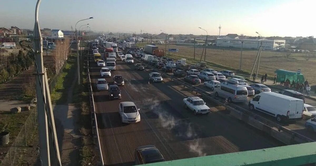 Много машин в краснодаре. Пробки афипский яблоновский мост. Краснодар город пробок. Краснодар пробки на дорогах. Северная краснодар пробки.