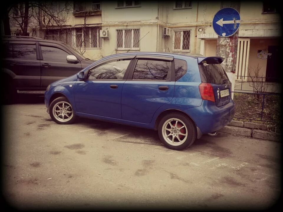 Диски авео т200. Авео т200 хэтчбек 1. Авео 2 занижение. Чёрные диски на chevrolet aveo т250. Авео т200 r17.