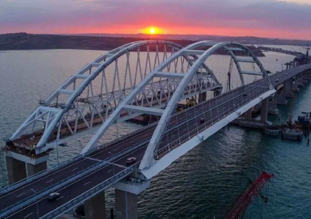 Как называется крымский мост. Керченский мост фото. волгоград мост. мост пополам.
