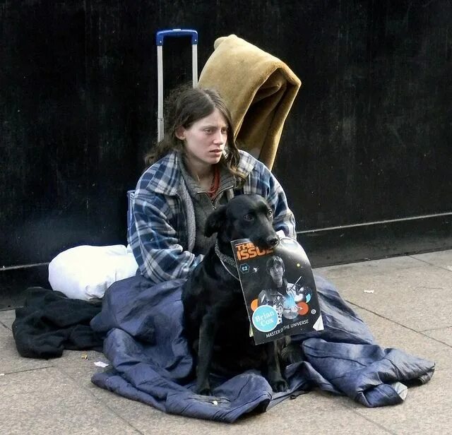 Homeless women. Бездомные молодые женщины.