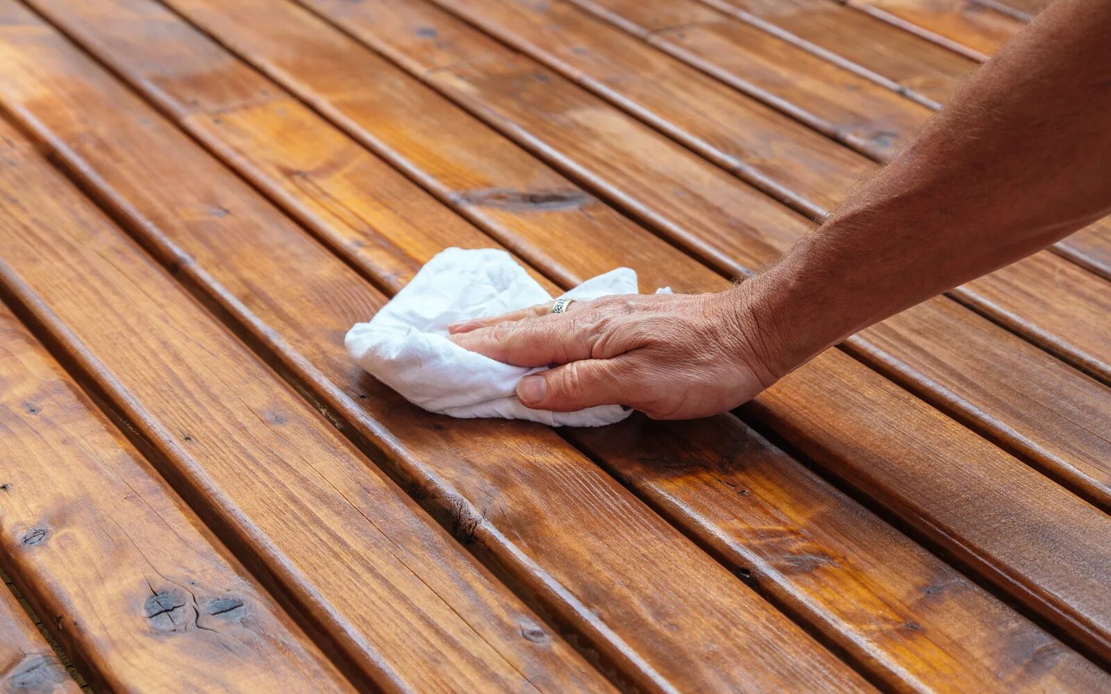 Замазка на ткани. Как отстирать корректор. Штаны с пятнами. Замазка отстирывается от одежды. Средства для удаления замазки с одежды.