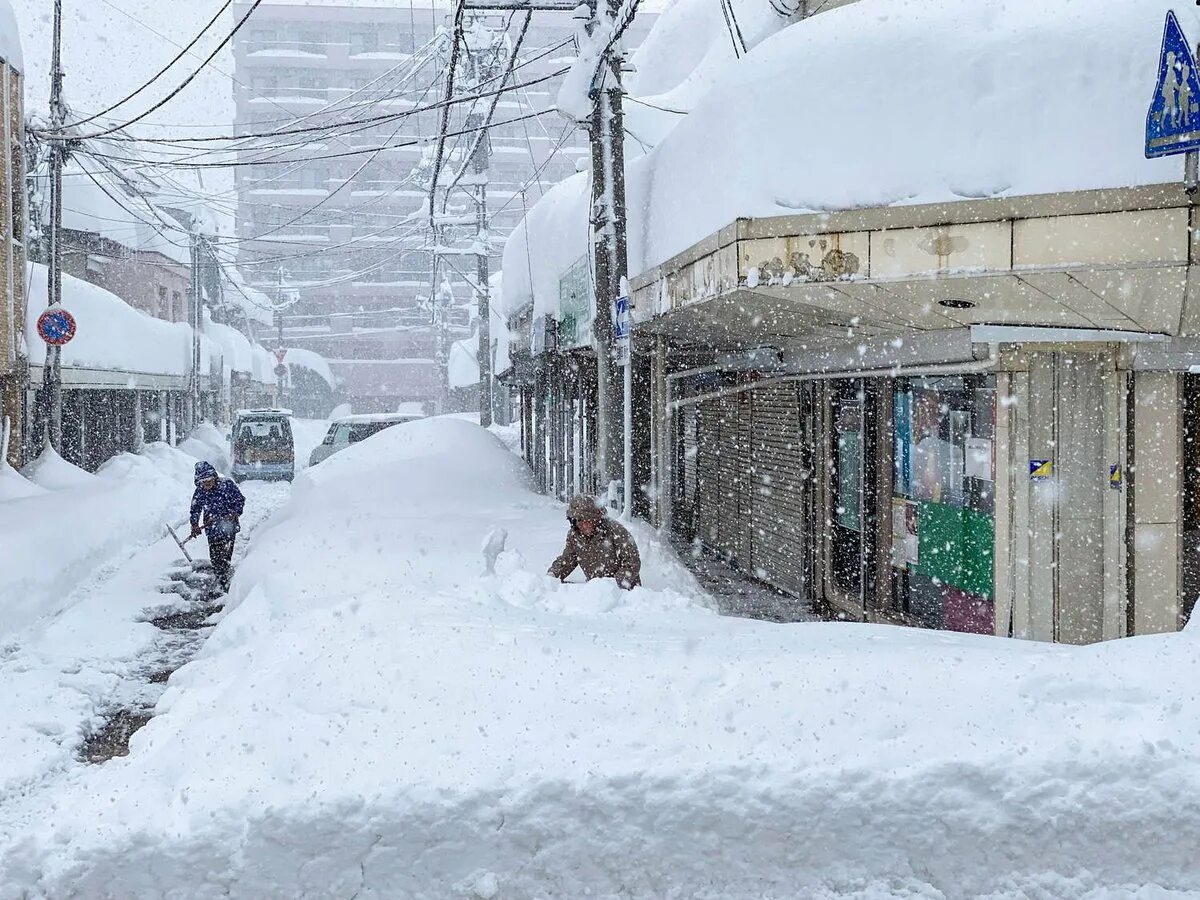 Где больше снега. Снегопады в Японии 2021. Сугробы в Японии 2022. Сугробы в Японии. Огромные сугробы в Японии.