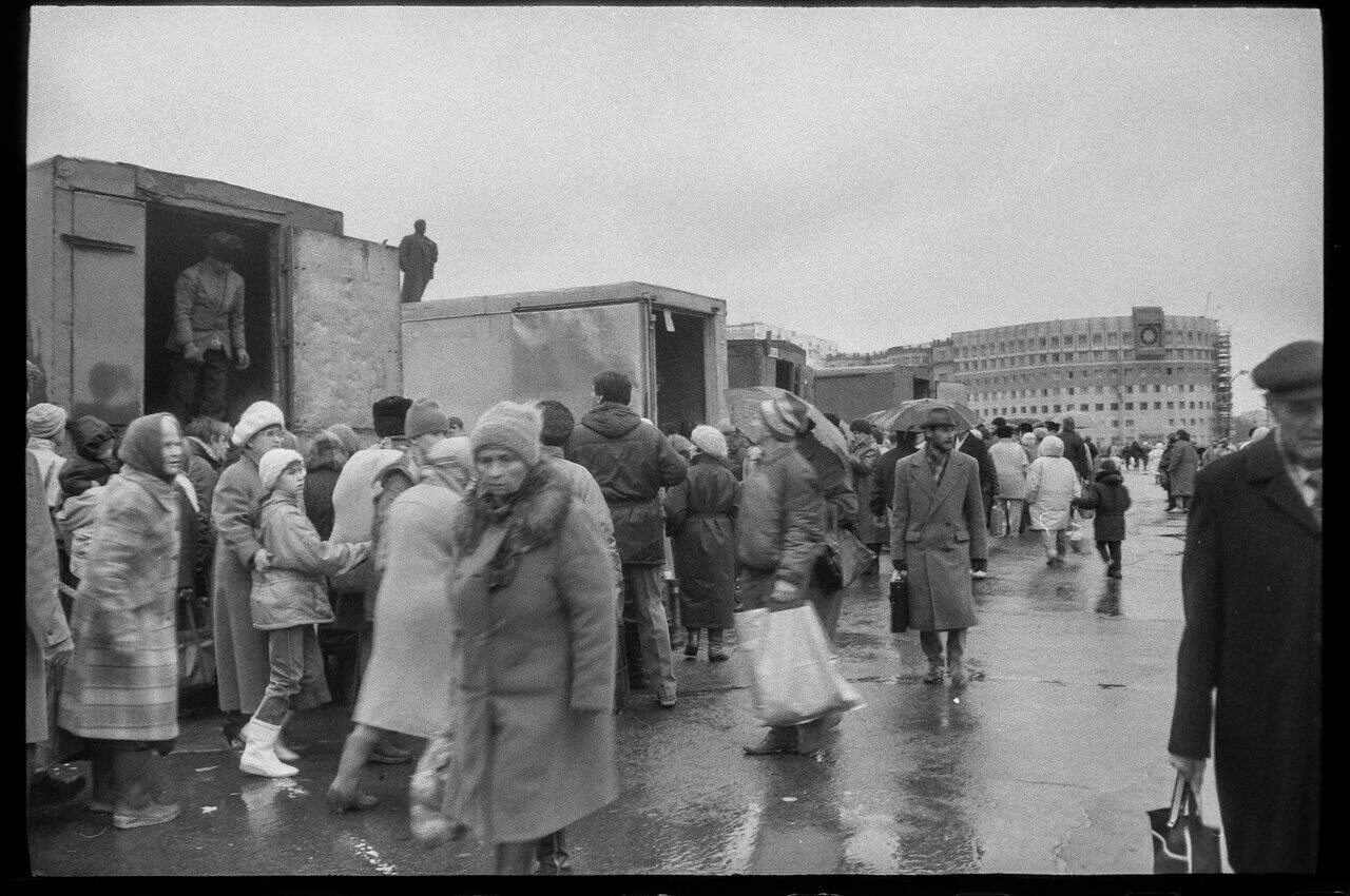 5 октября 1992 что произошло. Рынок на площади революции Челябинск 90 годы. Челябинск 1992 год. Рынок Челябинск 90е. Зелёный рынок Челябинск 90е годы.