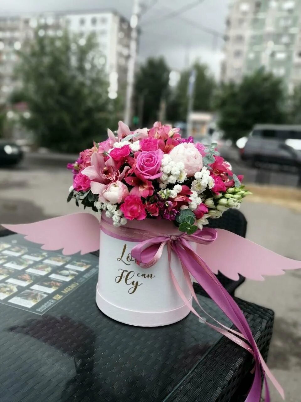 Курьер с букетом цветов. Курьер с букетом цветов. Лавка цветов спб кирочная 5. Курьер цветов. Цветы курьером санкт петербург недорого.