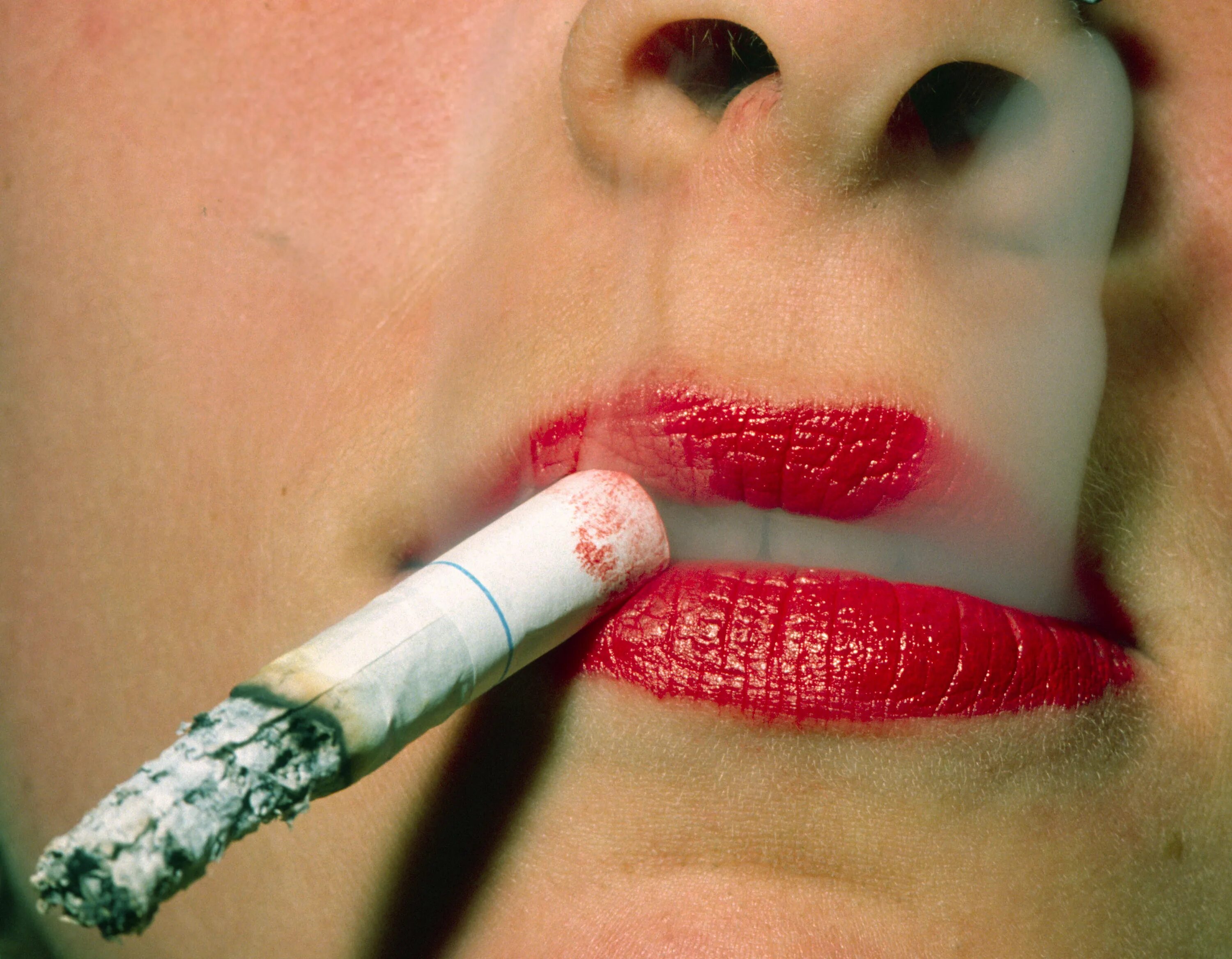 Сигарета с отпечатком помады. Губная помада на сигарете. Сигарета в помаде. Cigarettes lipstick. Сигарета арт.