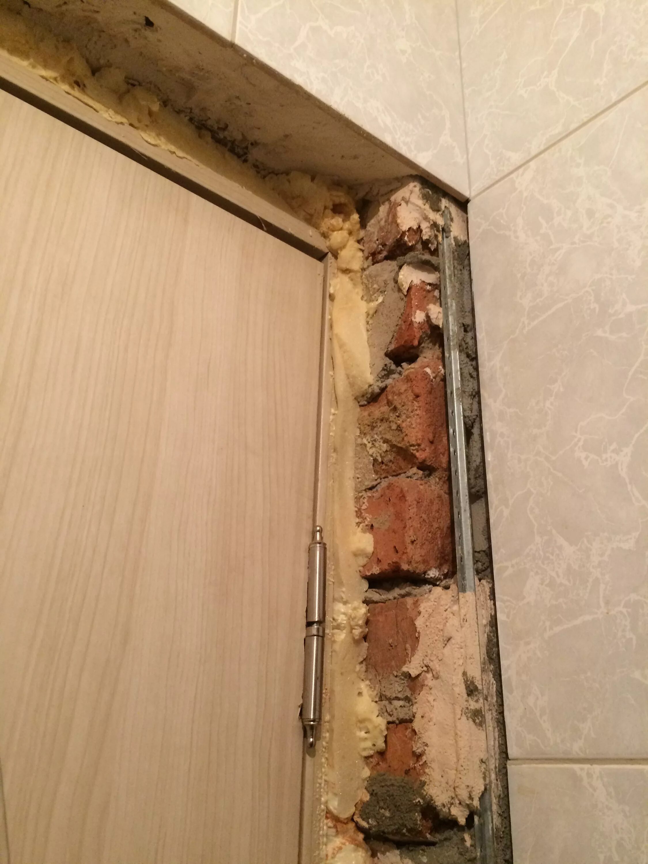 Дверные откосы в ванной. Дверная коробка в ванную. Дверь в ванную комнату. Сдвижная дверь в ванную комнату. Дверные откосы из плитки.