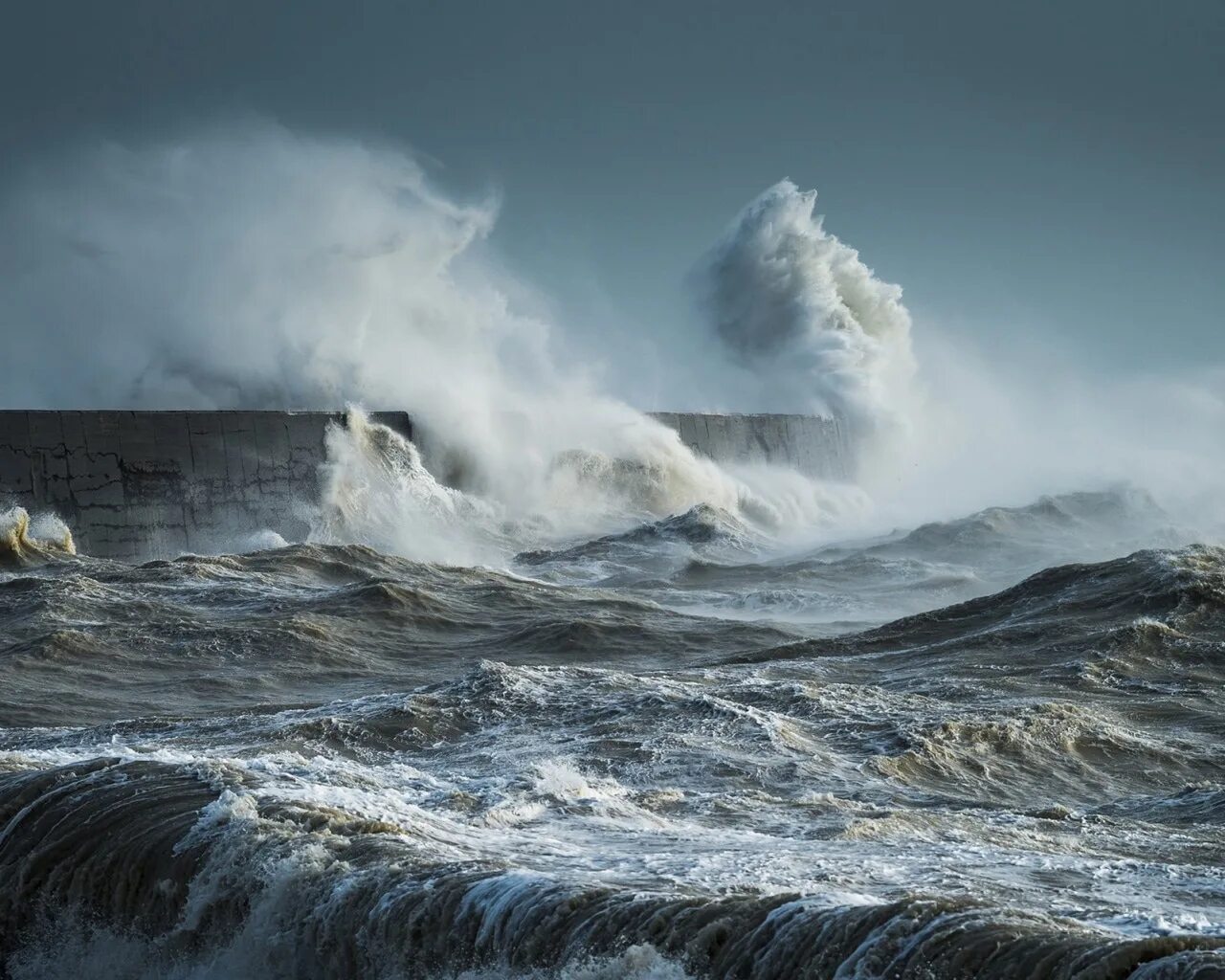 Есть ли шторм. Волны Тихого океана в шторм. Берингово море шторм. «Шторм на черном море». Ацвазовский. Энди Симмонс пейзаж море шторм.