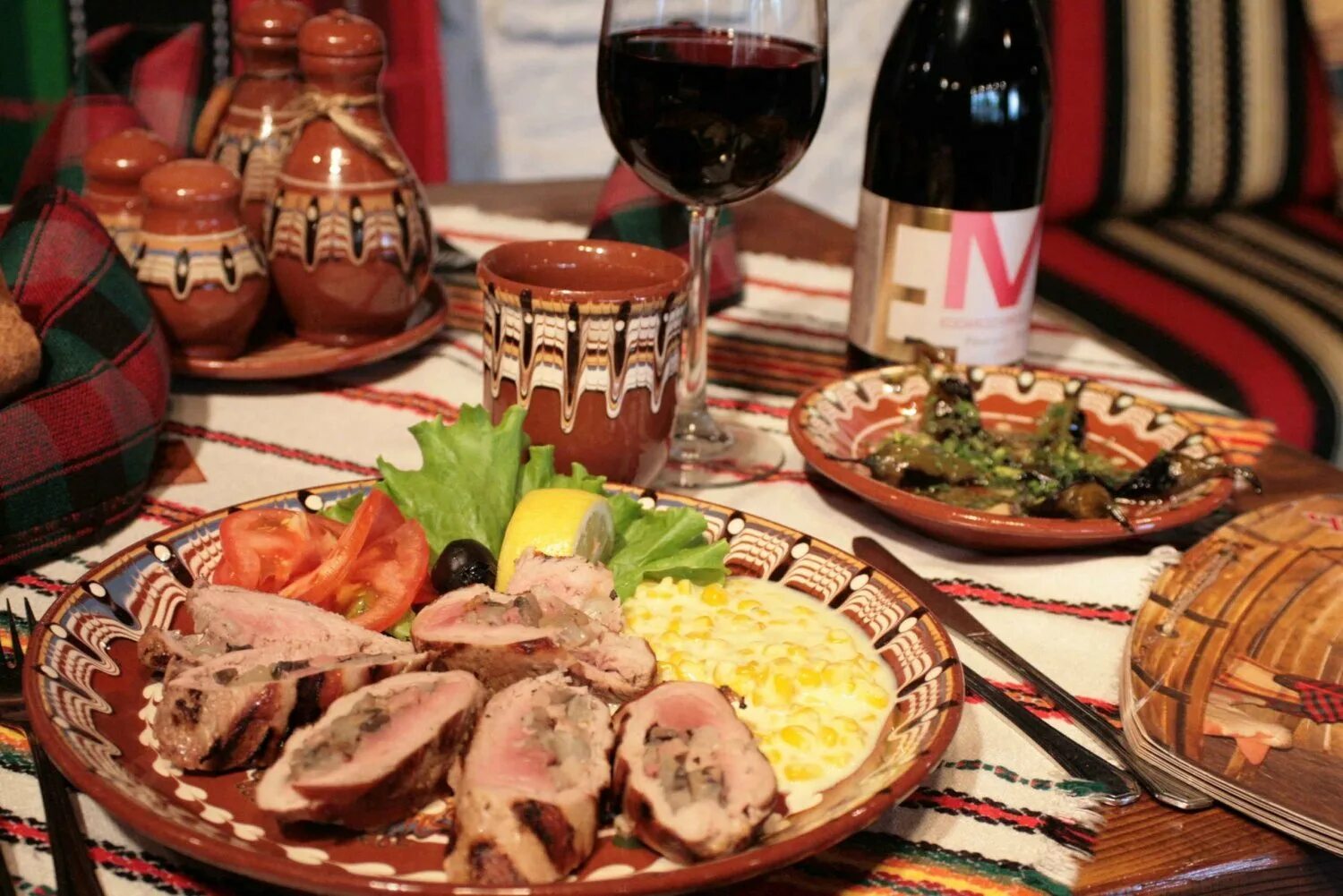 Вкусные болгарские блюда. Болгария еда национальная. Традиционная кухня болгарии. Болгария гювеч. Сач болгарское блюдо.