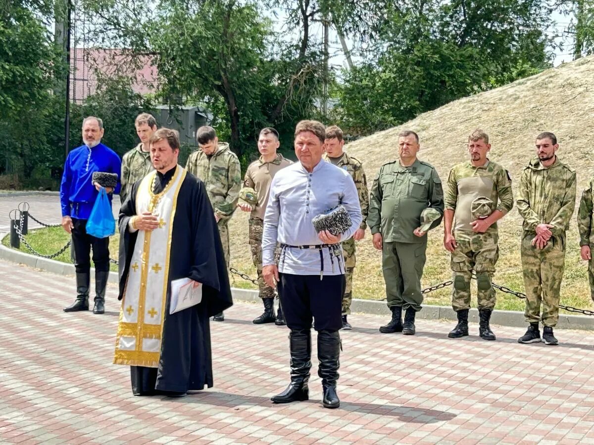 добровольцы защищать родину. боевое братство донбасса. фото добровольцев в донбассе. военные добровольцы. добровольцы защищать родину.