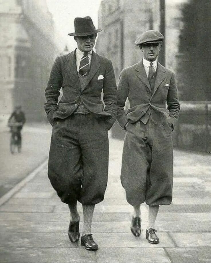 Люди 1920 х годов вопреки утопии. 1920е мужская мода в США. 20е годы 20 века мода мужчины. Одежда Германии 30е годы 20го века. Мода 20го века мужская Франции.
