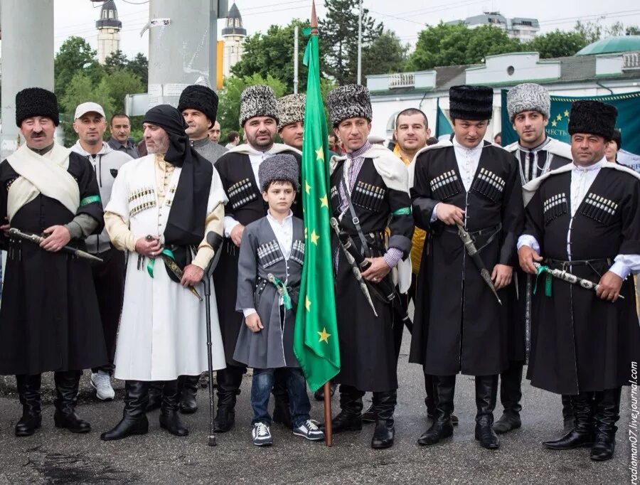 Адыгская черкесская. Адыги Черкесы кабардинцы. Народы Кавказа адыгейцы. Адыги и адыгейцы. Адыгейцы Майкоп.