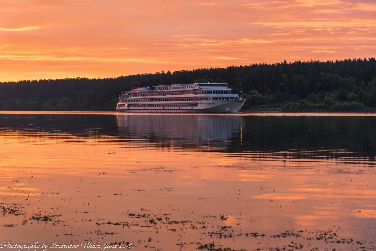 Круиз по волге на теплоходе александр невский. Речной вокзал экскурсии. А по волге вверх. Теплоход водоходъ. Теплоход пушкин.