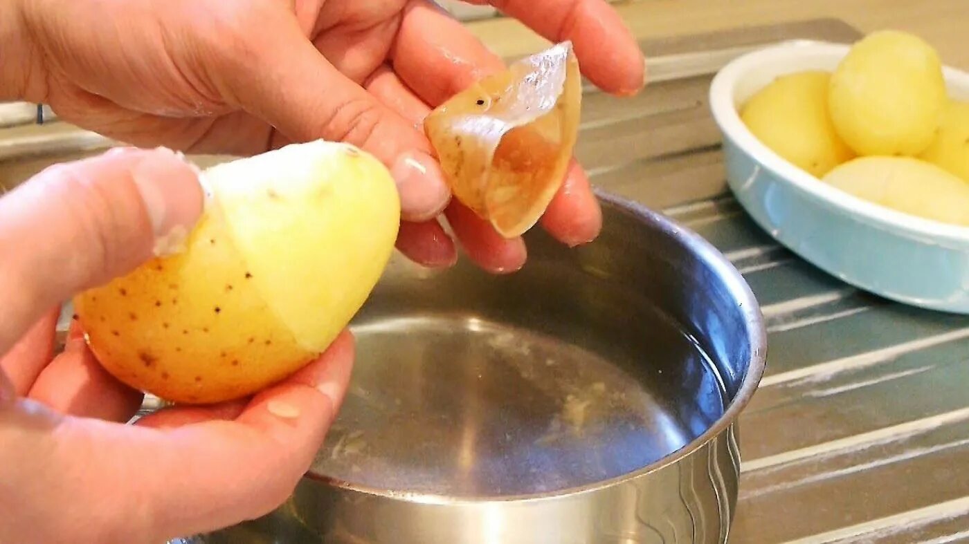 Вареная кожура. Очистка картофеля. Вареный картофель в кожуре. Чистка вареного картофеля. Очищаем картофель в мундире.