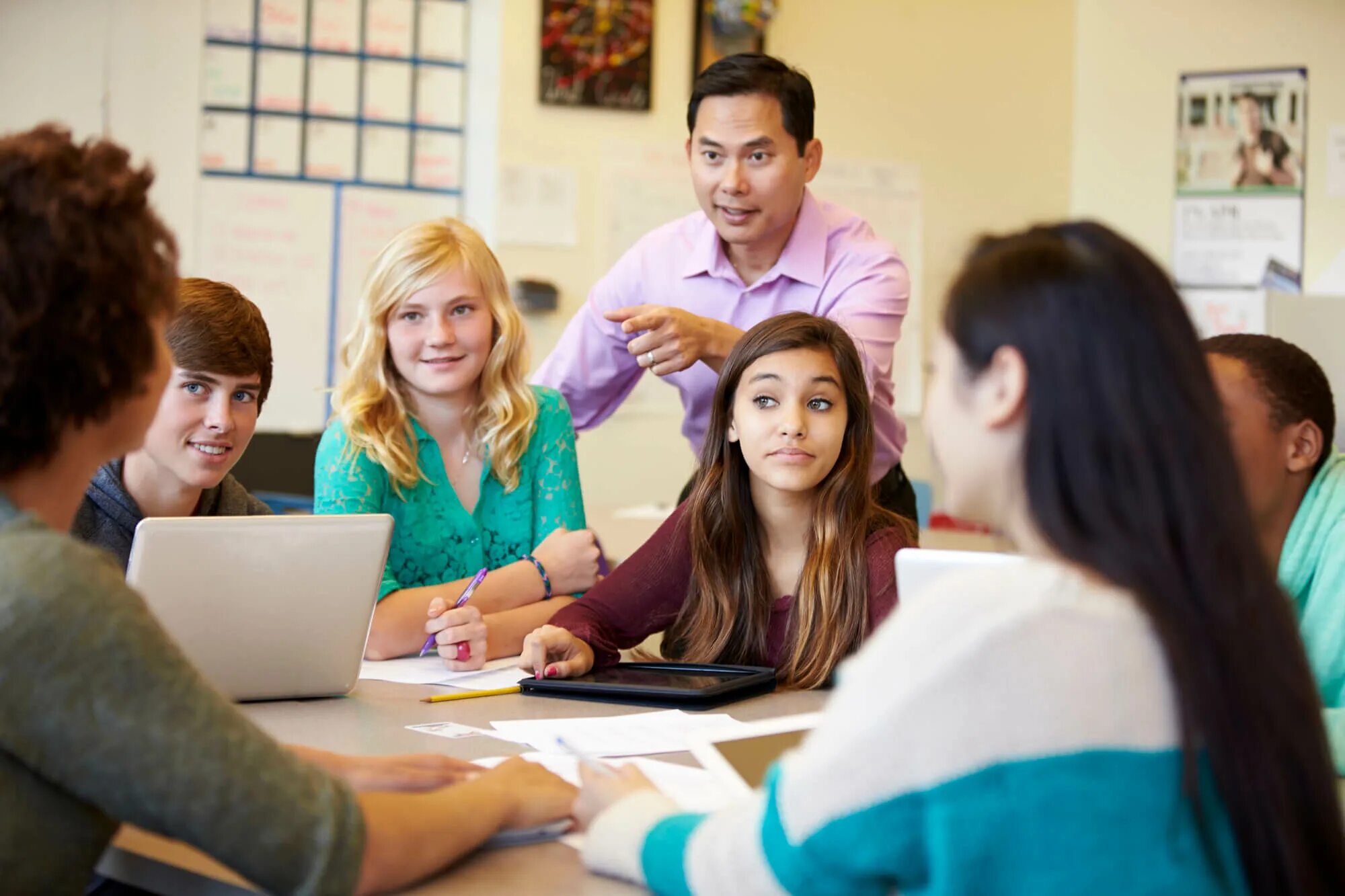 The teacher wants the students. Обучение. Ученики старших классов. Учитель и ученик. Бизнес образование в школах.