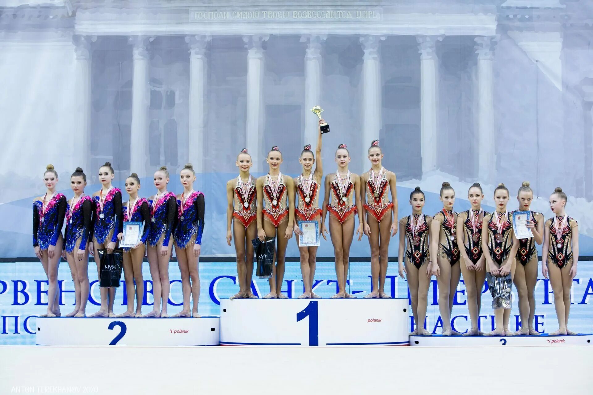 пьедестал художественная гимнастика. красивый пьедестал для гимнасток. гимнастика пьедестал. виктория шинкаренко художественная гимнастика. гимнастка первое место.