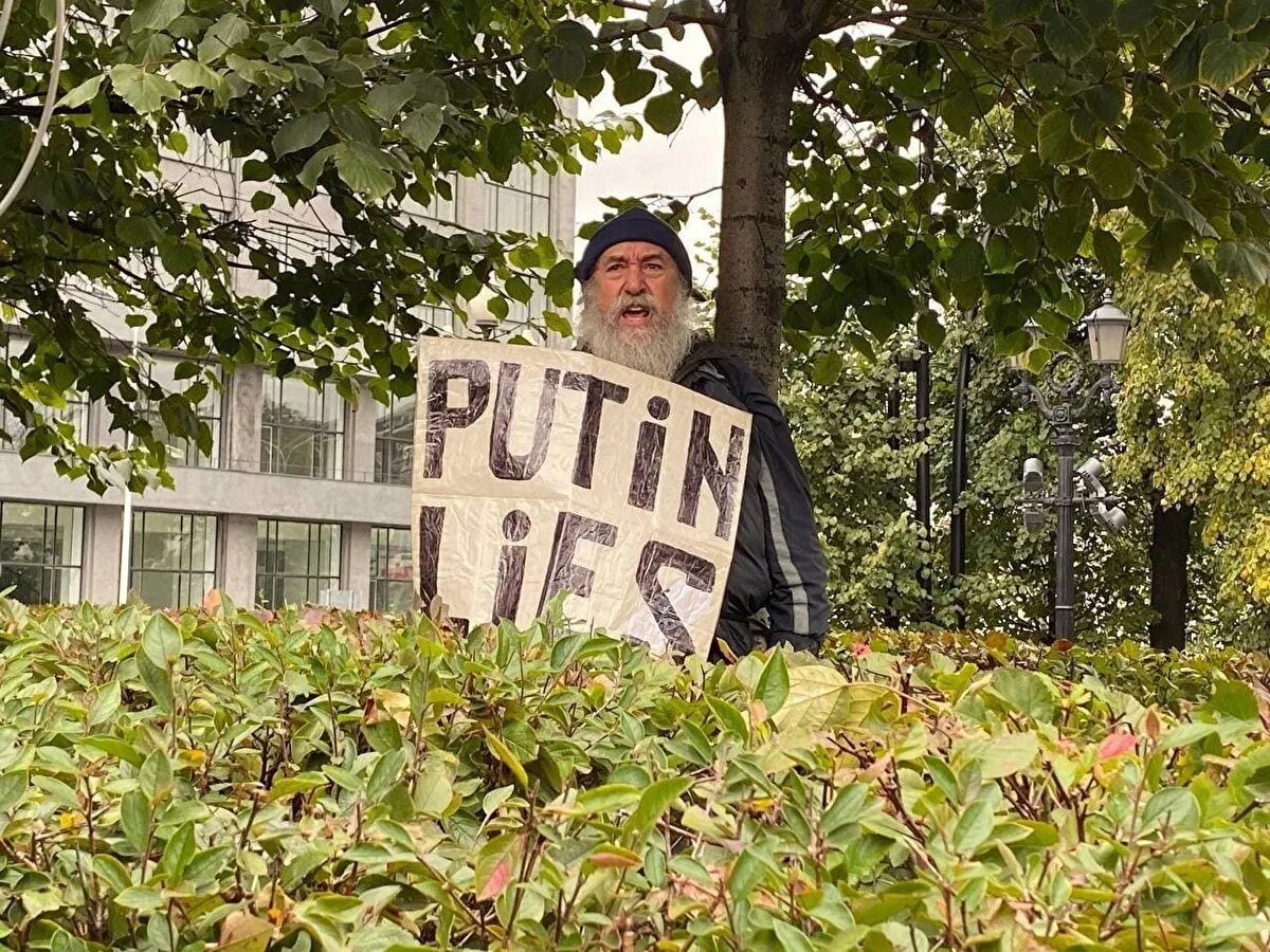 Москва бежит ночь шатает мой режим. Москва бежит ночь шатает мой режим. Труба прикол. Мобилизованные и генерал. Гостиница бега в москве.