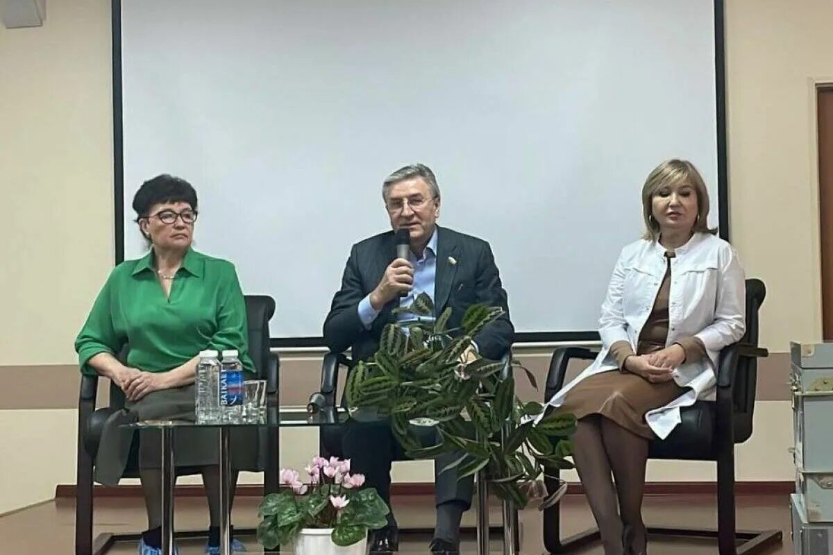 Минздрав рт татар информ. Министры татарстана список и фото. Представительство рт в санкт-петербурге. Казань собрание металлоломщиков. Дом минниханова на набережной.