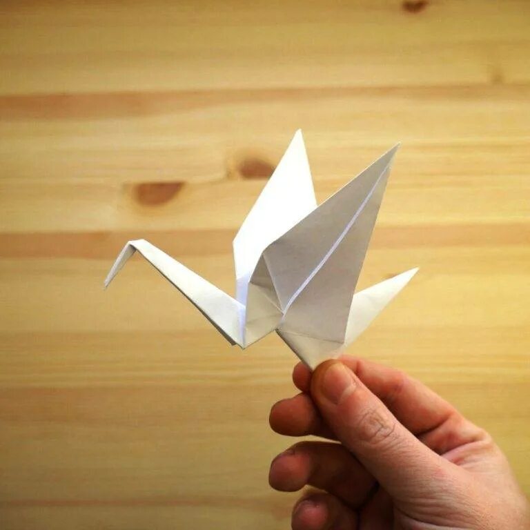 Как делать журавлика из бумаги пошаговая инструкция. Бабочка поделка из бумаги. Собачка оригами из бумаги для детей схемы. Оригами своими руками из бумаги пошагово. Мастер класс оригами для детей.
