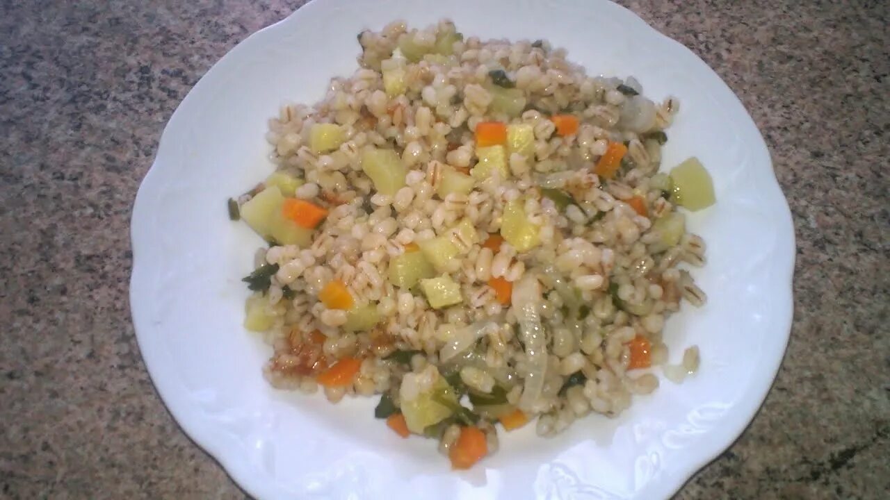 Крупы на гарнир в мультиварке. Перловка с овощами. перловка с кабачками. перловка с цукини. перловая каша в мультиварке.