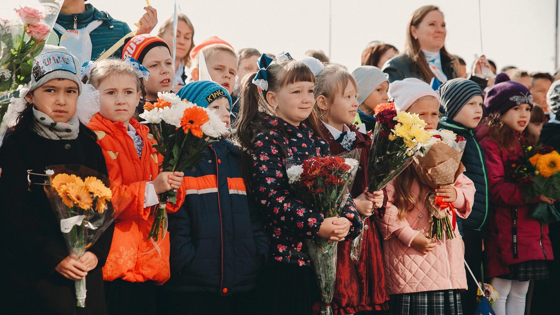 Отменили школу сегодня в тюмени. Школьники 1 сентября. Первое сентября линейка. Линейка 1 сентября. Школьная линейка в школе.