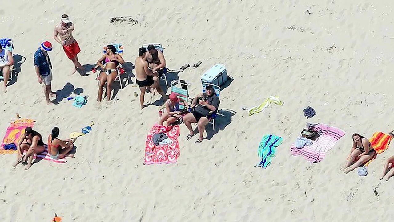 Море везде одинаковое. Люди на пляже сверху. Отдыхают на закрытом пляже. Люди на пляже фото сверху. Фото с закрытых пляжей.