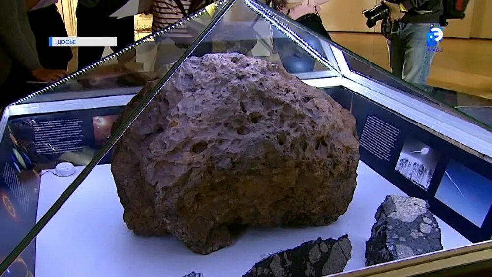 В каком году упал челябинский метеорит. Метеорит в челябинске. чебаркуль метеорит. метеорит упал. челябинский метеорит место падения.