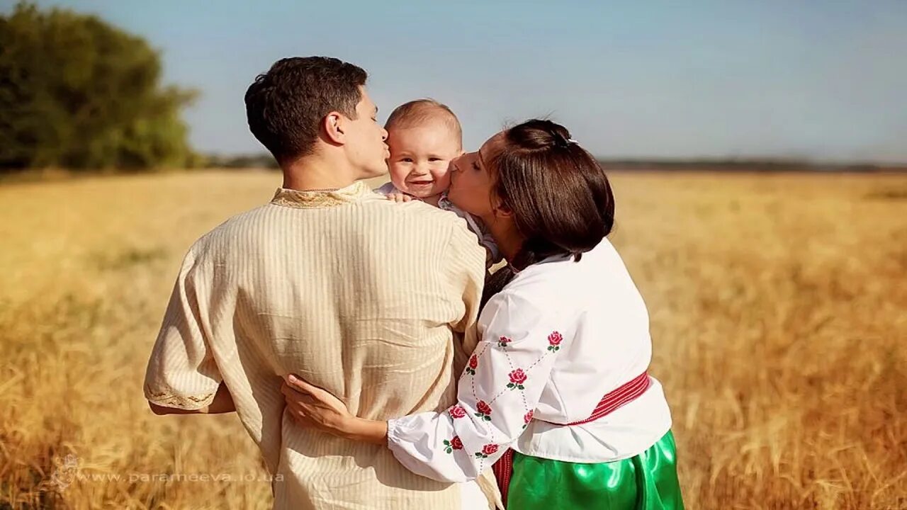 Отец картина. Семейная фотосессия на природе. Красивые семейные фотосессии на природе. Традиционная русская семья. Славянский мужчина.