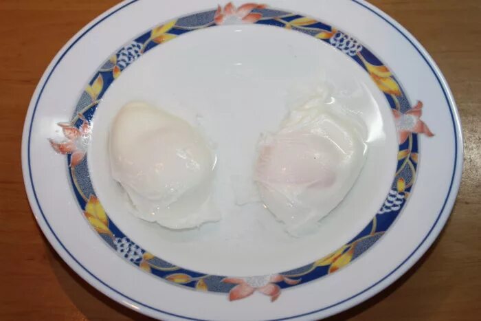 Сколько варить яйцо пашот. Яйцо пашот в разрезе. Вареное яйцо и уксус. Продолжительность варки яйца пашот.