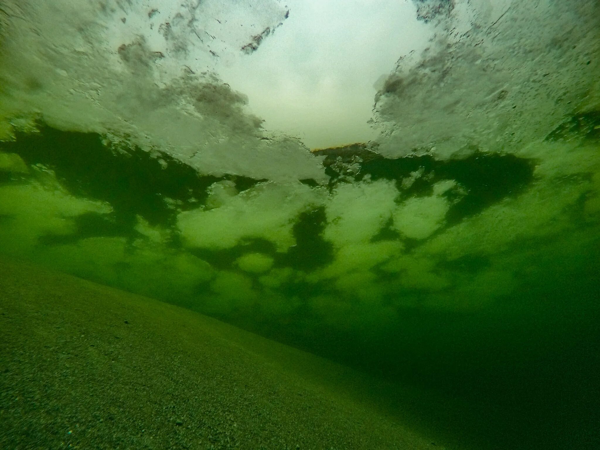 Облака плывут в воде. Облака на поверхности воды. Крупные зеленые скопления в воде. Скопление воды Барклая.