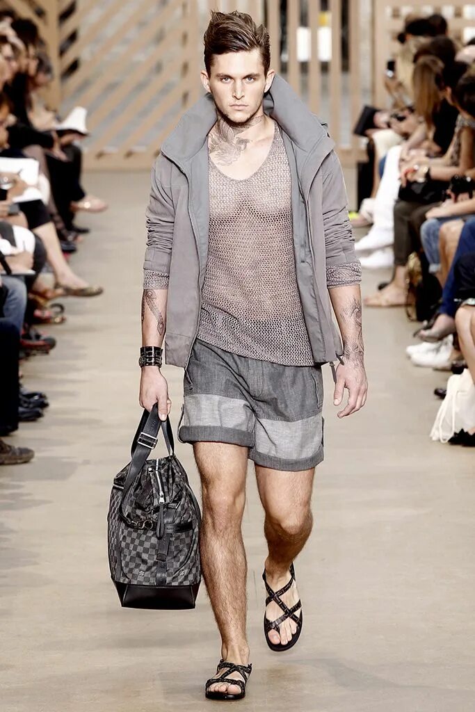 Сумки подиум мужчины. Мужская мода 2013. Prada menswear 2020. Versace 2013 spring summer. Vogue мужские шорты.