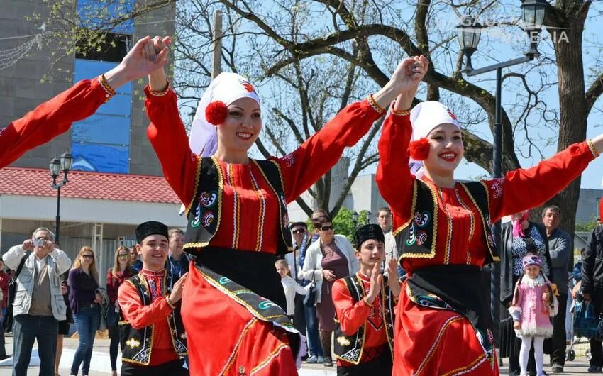 Гагаузы вероисповедание. Народности Молдавии гагаузы. Национальный костюм гагаузов. Гагаузы и молдаване. Народ Молдавии гагаузы болгары.