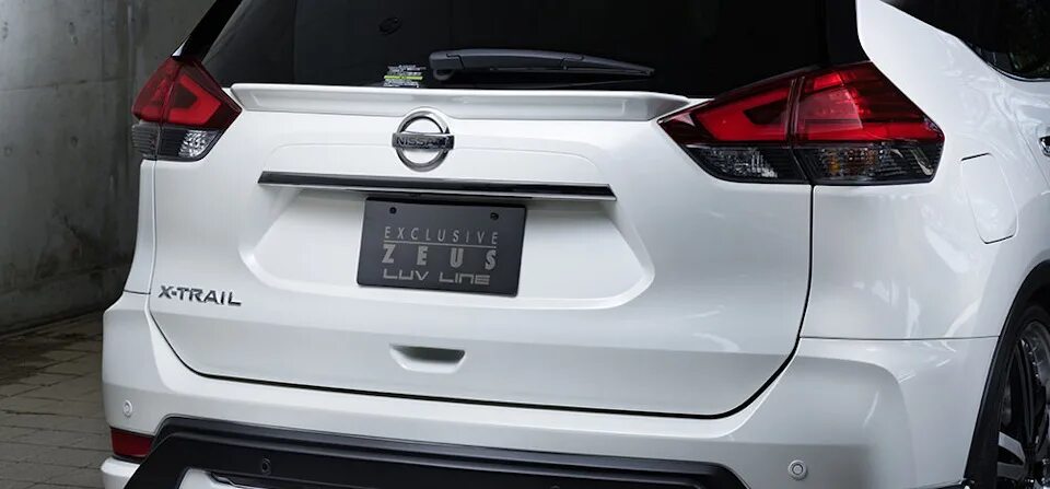 Двери ниссан х трейл т32. Спойлер на nissan x-trail t32. x trail t32 спойлер. спойлер ниссан х-трейл т32. накладка спойлер ниссан х трейл т32.