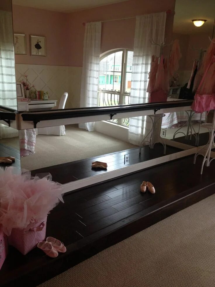 Женщины в пижаме на кровати. Dancing in the living room. Комната балета. Танцует в пижаме. Танцует в комнате.