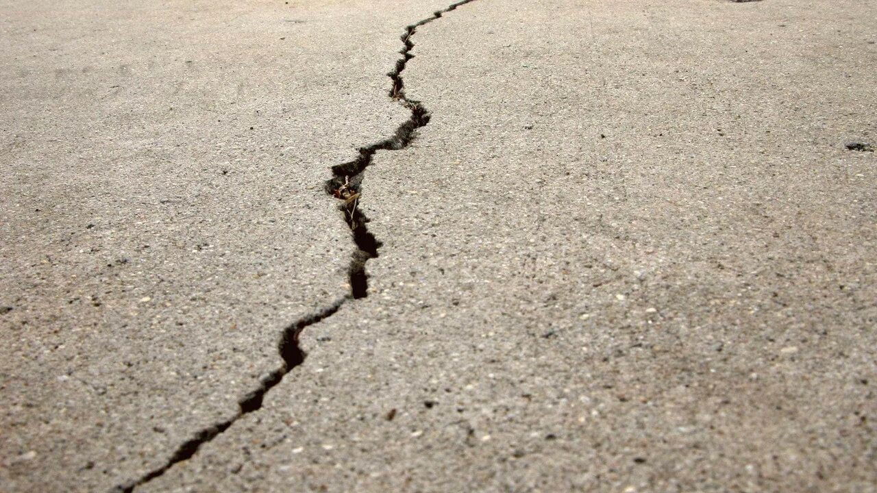 Идем через трещину. Разрушенная жизнь. Идем через трещину. Трещины на дороге. Жизнь дала трещину судьба.