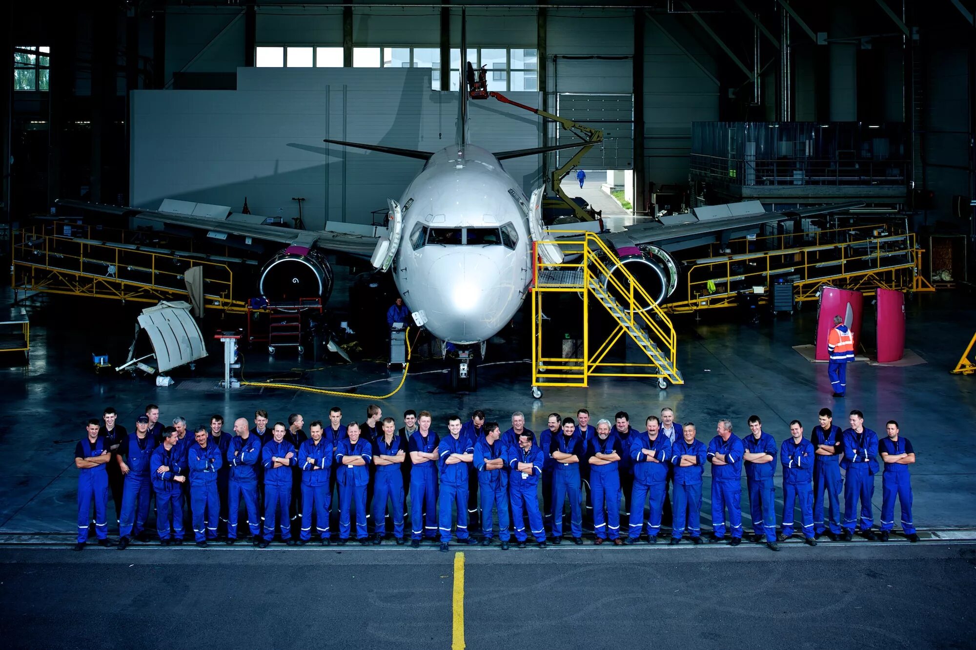 Техническое обслуживание самолета. Ангар a320. Техническое обслуживание воздушных судов. Техническое обслуживание самолета. Техническое обслуживание авиационных двигателей.