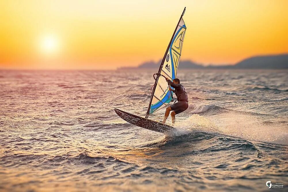 Виндсерфинг геленджик. Доска с парусом. Кайтсёрфинг/виндсёрфинг. Девушка на виндсерфинг. Виндсерфинг спорт.