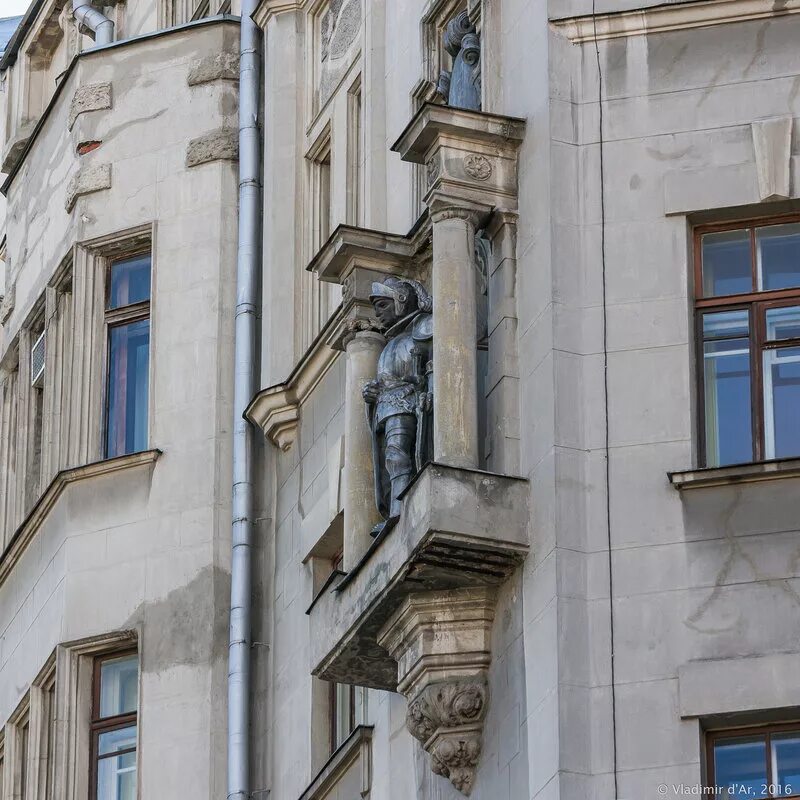 Дом с рыцарями на арбате. Рыцарь на доме актеров на арбате. Дом с рыцарями на арбате. Рыцарь на доме актеров на арбате. Доходный дом филатовой на арбате.